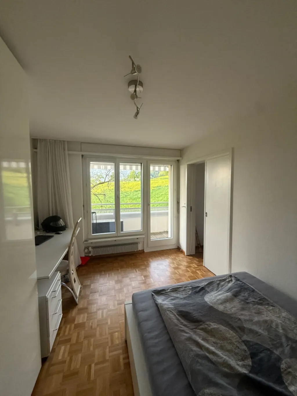 Helles WG-Zimmer mit Balkonzugang in cooler WG 1