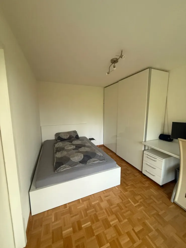 Helles WG-Zimmer mit Balkonzugang in cooler WG 2